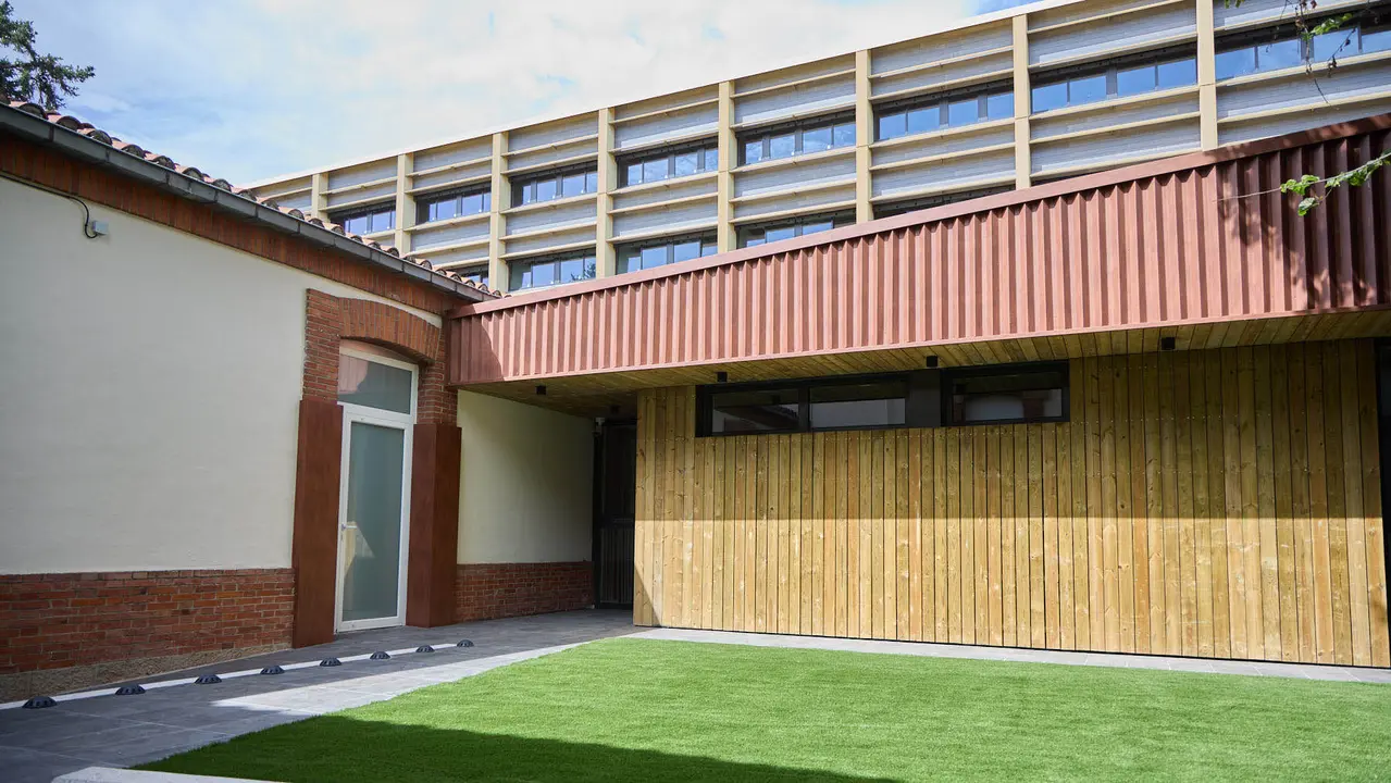 El consejero de Salud, Fernando Domínguez, junto al gerente del Servicio Navarro de Salud-Osasunbidea, Alfredo Martínez, y la gerente del Hospital Universitario de Navarra, Estrella Petrina, visitan el nuevo módulo de hospitalización psiquiátrica infantojuvenil 'María Zandio'. IÑIGO ALZUGARAY