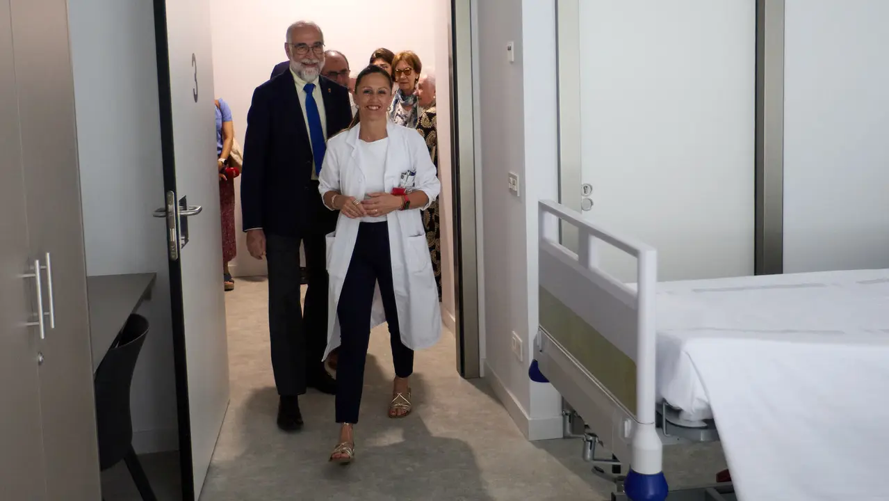 El consejero de Salud, Fernando Domínguez, junto al gerente del Servicio Navarro de Salud-Osasunbidea, Alfredo Martínez, y la gerente del Hospital Universitario de Navarra, Estrella Petrina, visitan el nuevo módulo de hospitalización psiquiátrica infantojuvenil 'María Zandio'. IÑIGO ALZUGARAY