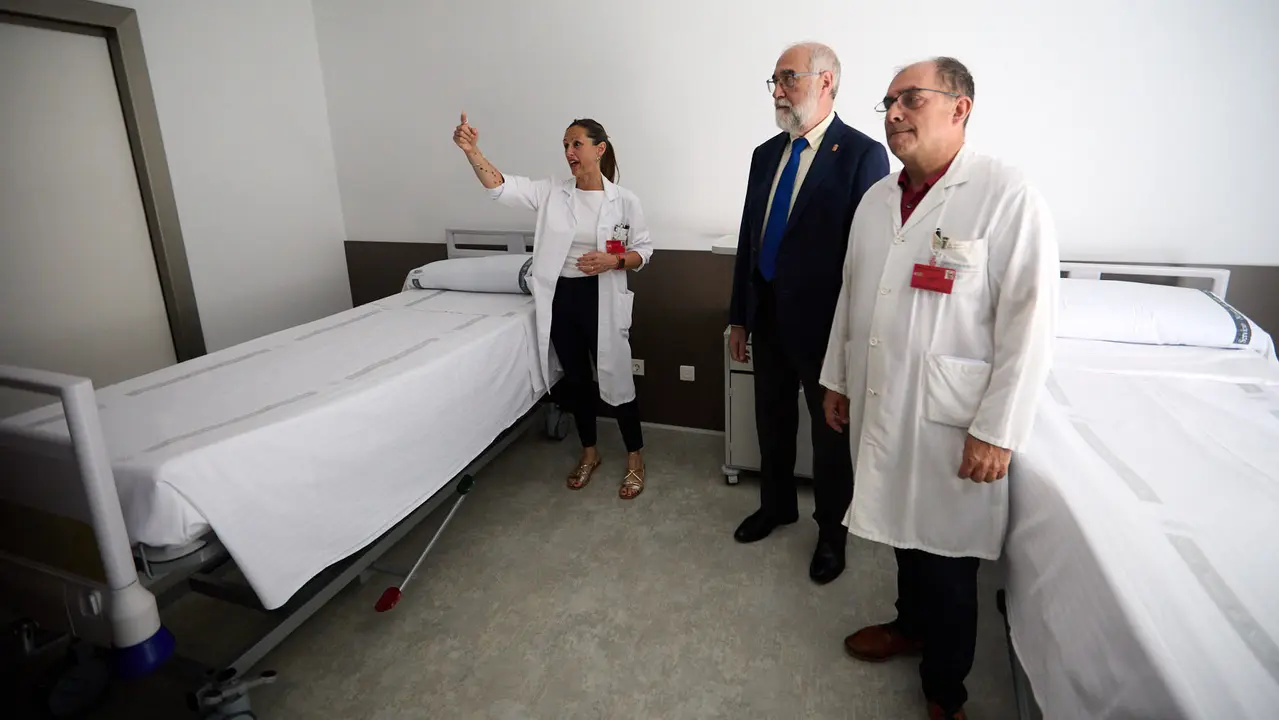 El consejero de Salud, Fernando Domínguez, junto al gerente del Servicio Navarro de Salud-Osasunbidea, Alfredo Martínez, y la gerente del Hospital Universitario de Navarra, Estrella Petrina, visitan el nuevo módulo de hospitalización psiquiátrica infantojuvenil 'María Zandio'. IÑIGO ALZUGARAY