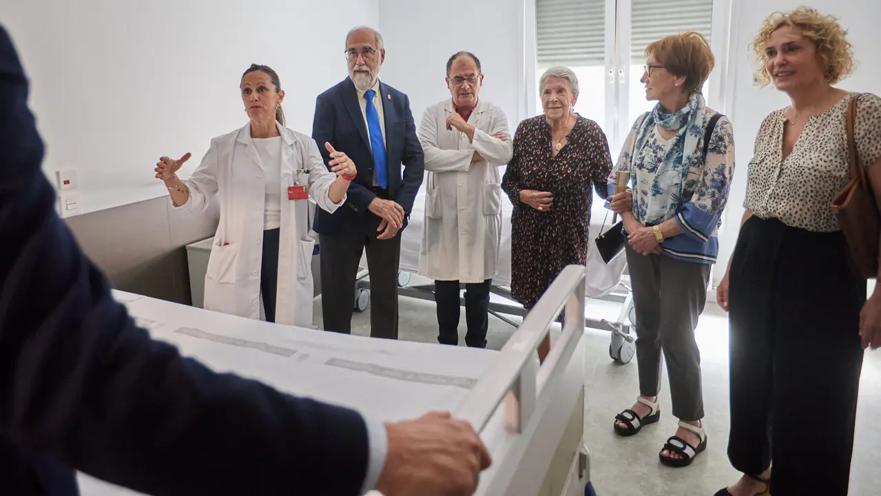 El consejero de Salud, Fernando Domínguez, junto al gerente del Servicio Navarro de Salud-Osasunbidea, Alfredo Martínez, y la gerente del Hospital Universitario de Navarra, Estrella Petrina, visitan el nuevo módulo de hospitalización psiquiátrica infantojuvenil 'María Zandio'. IÑIGO ALZUGARAY