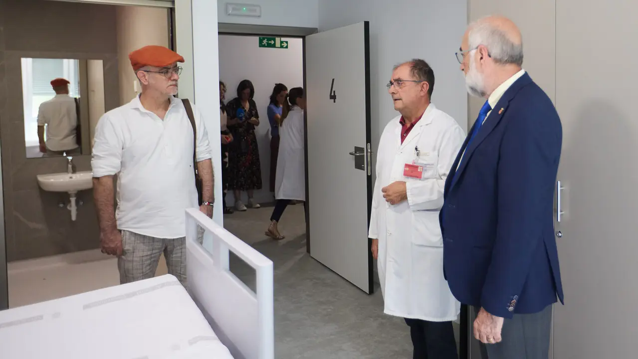 El consejero de Salud, Fernando Domínguez, junto al gerente del Servicio Navarro de Salud-Osasunbidea, Alfredo Martínez, y la gerente del Hospital Universitario de Navarra, Estrella Petrina, visitan el nuevo módulo de hospitalización psiquiátrica infantojuvenil 'María Zandio'. IÑIGO ALZUGARAY