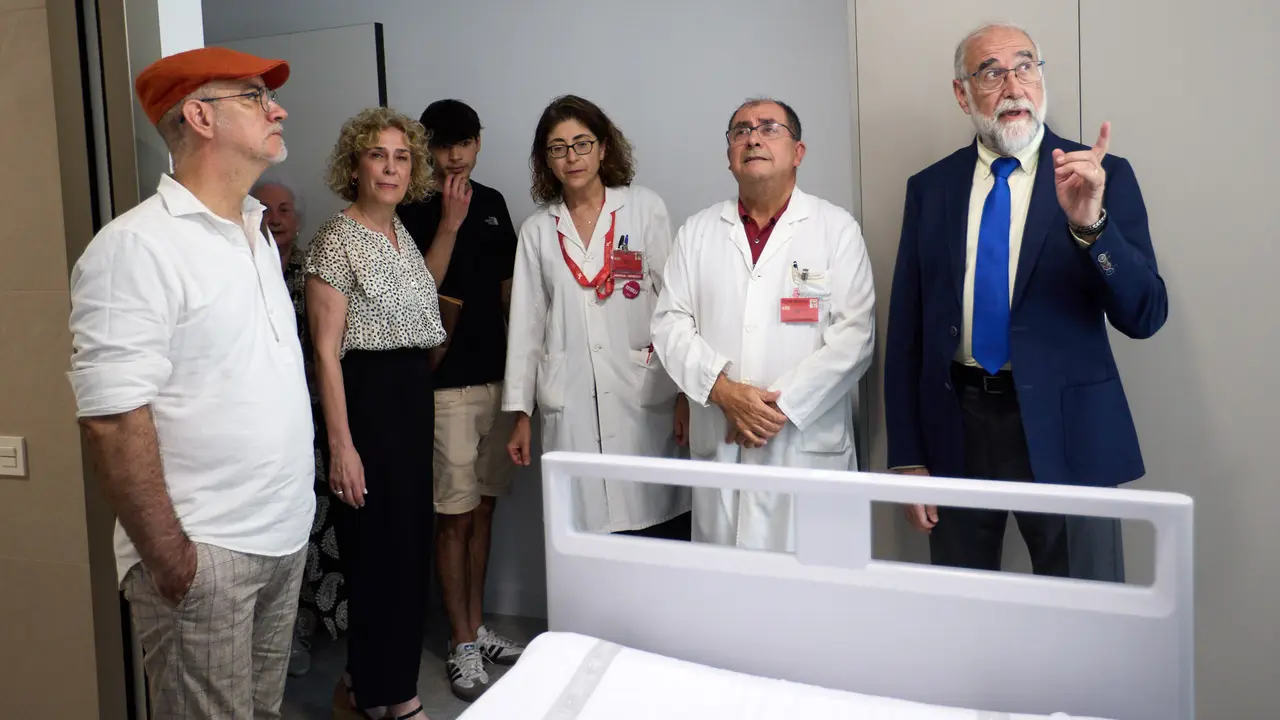 El consejero de Salud, Fernando Domínguez, junto al gerente del Servicio Navarro de Salud-Osasunbidea, Alfredo Martínez, y la gerente del Hospital Universitario de Navarra, Estrella Petrina, visitan el nuevo módulo de hospitalización psiquiátrica infantojuvenil 'María Zandio'. IÑIGO ALZUGARAY