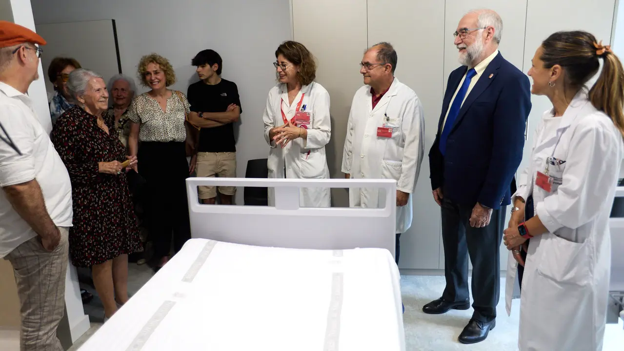 El consejero de Salud, Fernando Domínguez, junto al gerente del Servicio Navarro de Salud-Osasunbidea, Alfredo Martínez, y la gerente del Hospital Universitario de Navarra, Estrella Petrina, visitan el nuevo módulo de hospitalización psiquiátrica infantojuvenil 'María Zandio'. IÑIGO ALZUGARAY