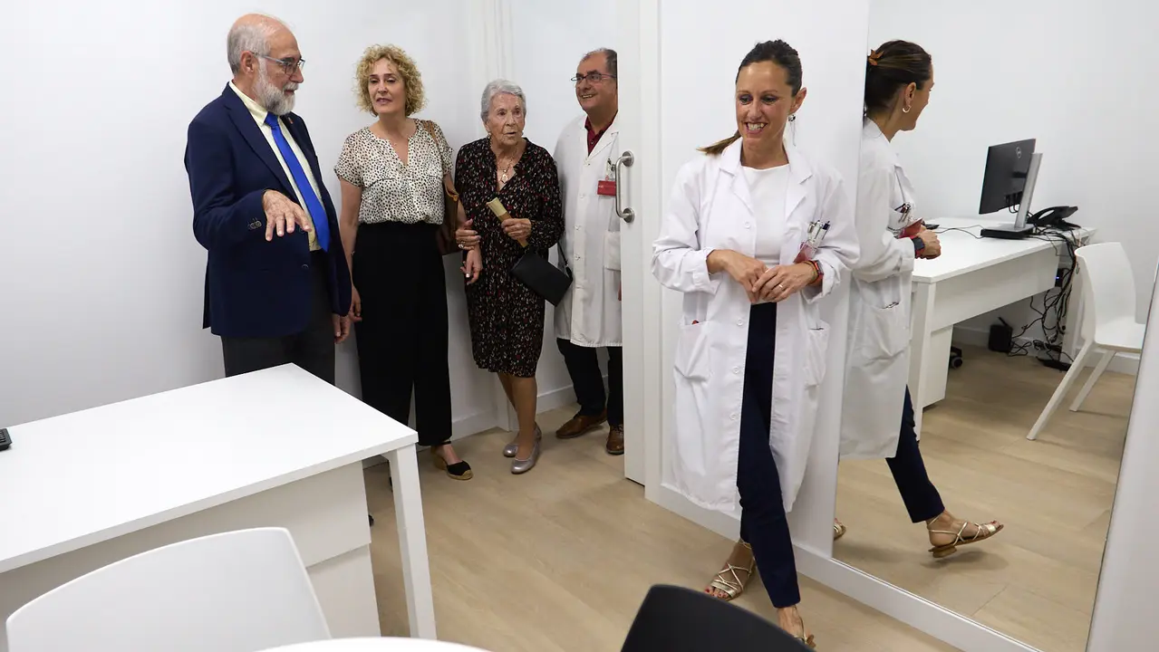 El consejero de Salud, Fernando Domínguez, junto al gerente del Servicio Navarro de Salud-Osasunbidea, Alfredo Martínez, y la gerente del Hospital Universitario de Navarra, Estrella Petrina, visitan el nuevo módulo de hospitalización psiquiátrica infantojuvenil 'María Zandio'. IÑIGO ALZUGARAY