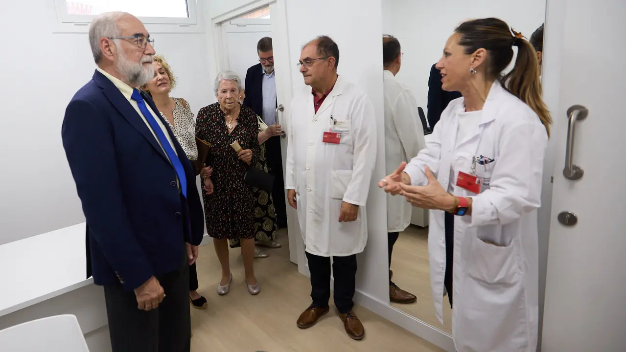 El consejero de Salud, Fernando Domínguez, junto al gerente del Servicio Navarro de Salud-Osasunbidea, Alfredo Martínez, y la gerente del Hospital Universitario de Navarra, Estrella Petrina, visitan el nuevo módulo de hospitalización psiquiátrica infantojuvenil 'María Zandio'. IÑIGO ALZUGARAY