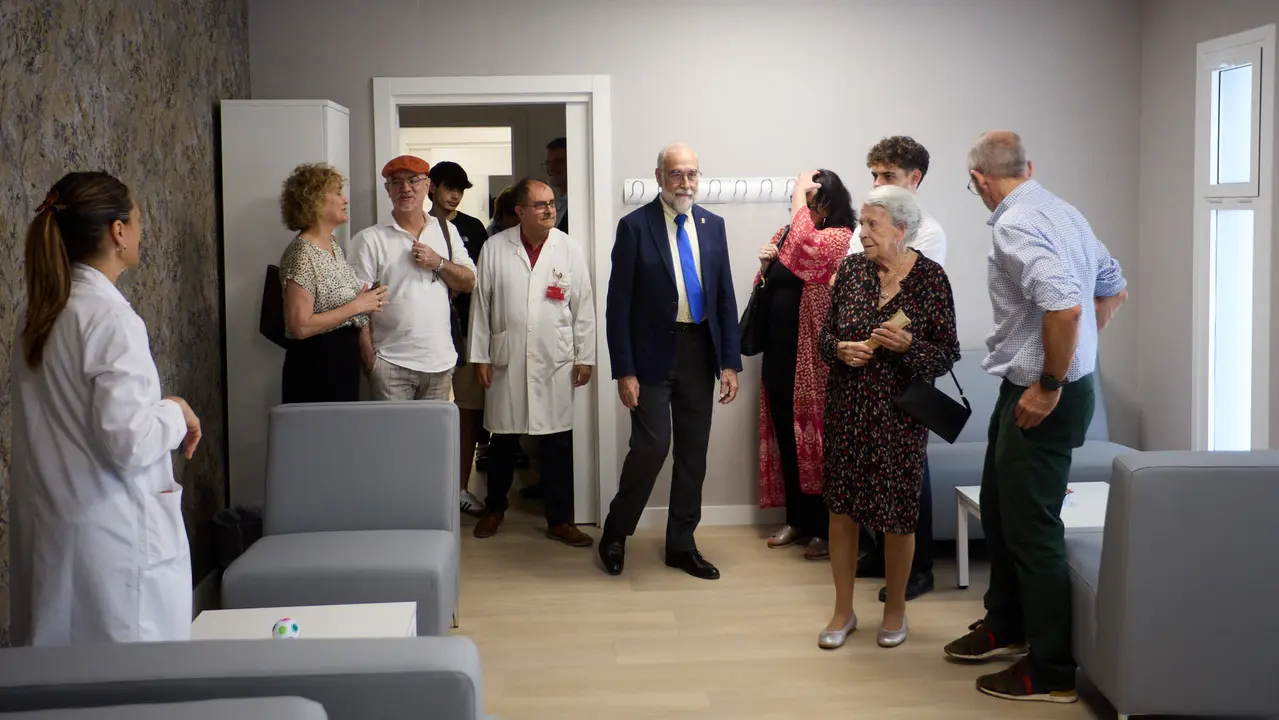 El consejero de Salud, Fernando Domínguez, junto al gerente del Servicio Navarro de Salud-Osasunbidea, Alfredo Martínez, y la gerente del Hospital Universitario de Navarra, Estrella Petrina, visitan el nuevo módulo de hospitalización psiquiátrica infantojuvenil 'María Zandio'. IÑIGO ALZUGARAY