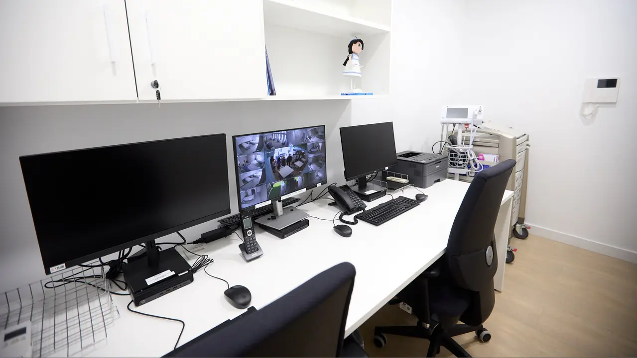 El consejero de Salud, Fernando Domínguez, junto al gerente del Servicio Navarro de Salud-Osasunbidea, Alfredo Martínez, y la gerente del Hospital Universitario de Navarra, Estrella Petrina, visitan el nuevo módulo de hospitalización psiquiátrica infantojuvenil 'María Zandio'. IÑIGO ALZUGARAY