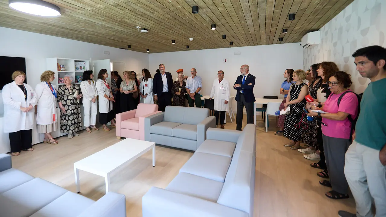 El consejero de Salud, Fernando Domínguez, junto al gerente del Servicio Navarro de Salud-Osasunbidea, Alfredo Martínez, y la gerente del Hospital Universitario de Navarra, Estrella Petrina, visitan el nuevo módulo de hospitalización psiquiátrica infantojuvenil 'María Zandio'. IÑIGO ALZUGARAY