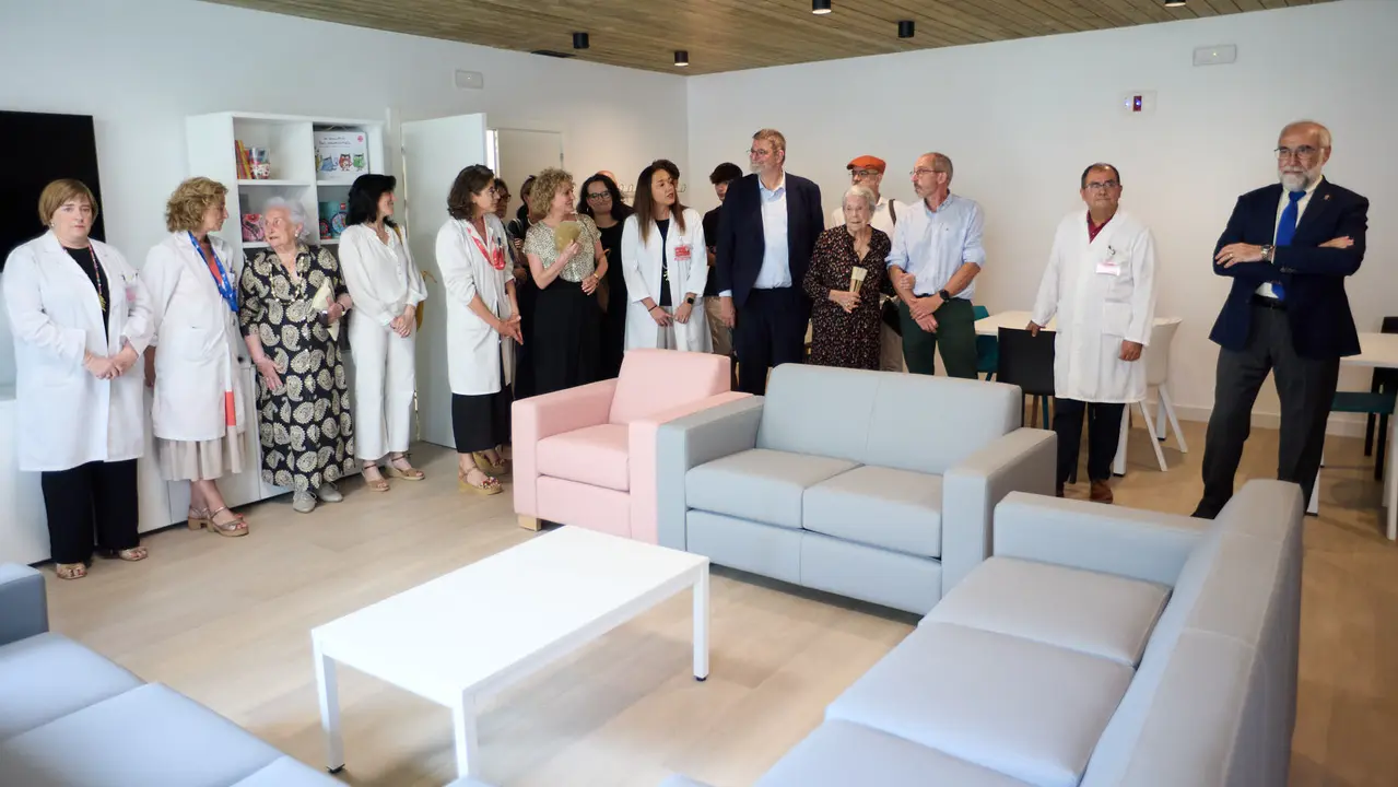 El consejero de Salud, Fernando Domínguez, junto al gerente del Servicio Navarro de Salud-Osasunbidea, Alfredo Martínez, y la gerente del Hospital Universitario de Navarra, Estrella Petrina, visitan el nuevo módulo de hospitalización psiquiátrica infantojuvenil 'María Zandio'. IÑIGO ALZUGARAY