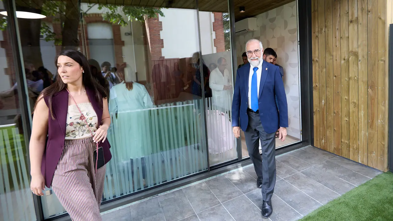 El consejero de Salud, Fernando Domínguez, junto al gerente del Servicio Navarro de Salud-Osasunbidea, Alfredo Martínez, y la gerente del Hospital Universitario de Navarra, Estrella Petrina, visitan el nuevo módulo de hospitalización psiquiátrica infantojuvenil 'María Zandio'. IÑIGO ALZUGARAY