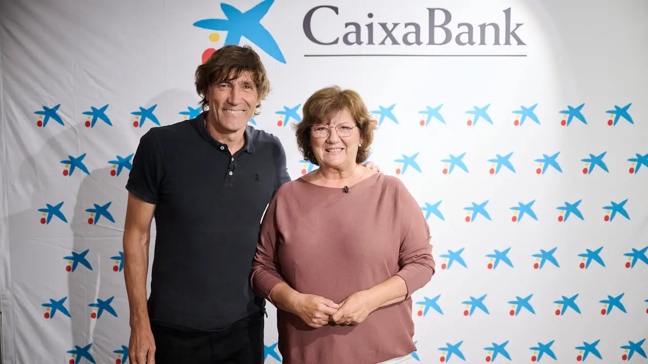 El exfutbolista Julio Salinas y la periodista Olga Viza ofrecen la charla 'Caerse, levantarse... y reírse después', organizada por CaixaBank. PABLO LASAOSA