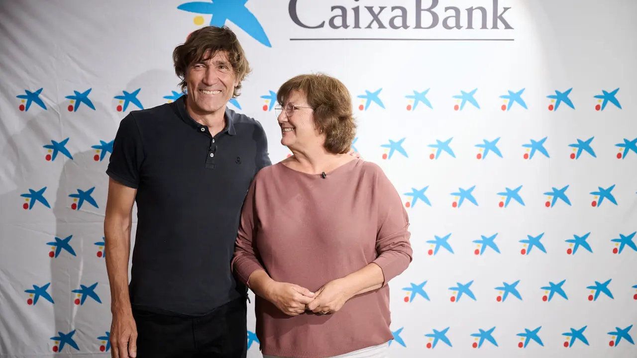 El exfutbolista Julio Salinas y la periodista Olga Viza ofrecen la charla 'Caerse, levantarse... y reírse después', organizada por CaixaBank. PABLO LASAOSA