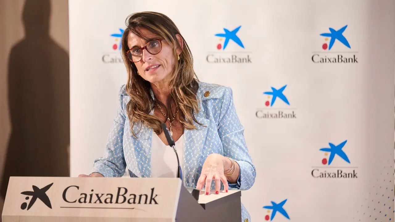 El exfutbolista Julio Salinas y la periodista Olga Viza ofrecen la charla 'Caerse, levantarse... y reírse después', organizada por CaixaBank. PABLO LASAOSA