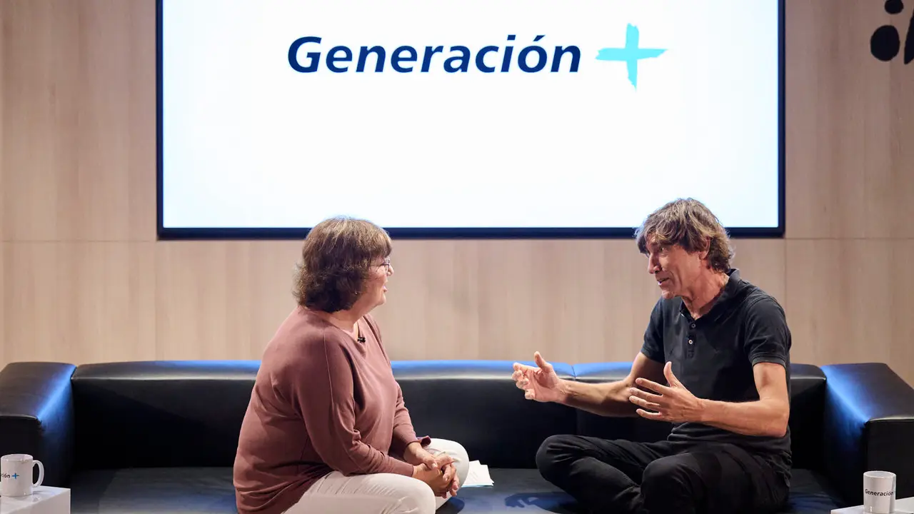 El exfutbolista Julio Salinas y la periodista Olga Viza ofrecen la charla 'Caerse, levantarse... y reírse después', organizada por CaixaBank. PABLO LASAOSA