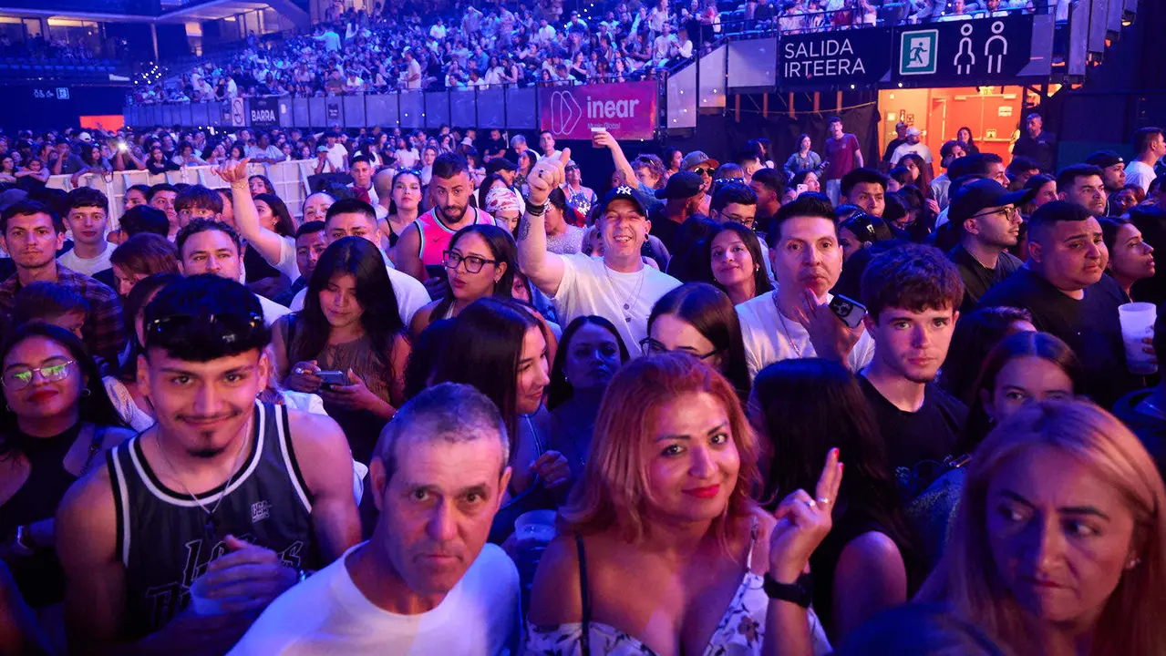 Concierto de Nicky Jam en el pabellón Navarra Arena de Pamplona, en el inicio de la gira europea Sunshine Tour del cantante colomboestadounidense de origen puertorriqueño. IÑIGO ALZUGARAY