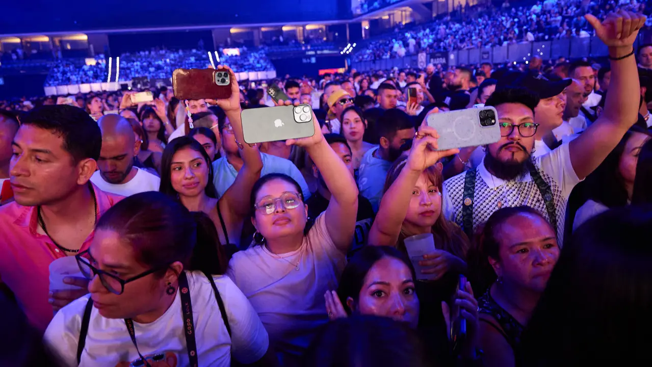 Concierto de Nicky Jam en el pabellón Navarra Arena de Pamplona, en el inicio de la gira europea Sunshine Tour del cantante colomboestadounidense de origen puertorriqueño. IÑIGO ALZUGARAY