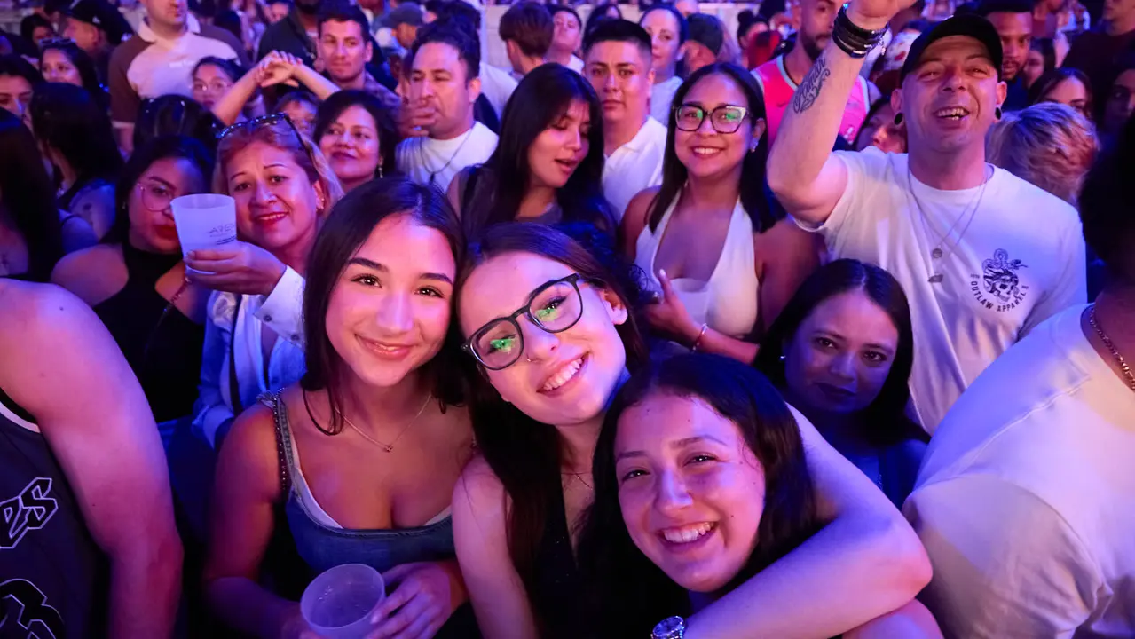 Concierto de Nicky Jam en el pabellón Navarra Arena de Pamplona, en el inicio de la gira europea Sunshine Tour del cantante colomboestadounidense de origen puertorriqueño. IÑIGO ALZUGARAY