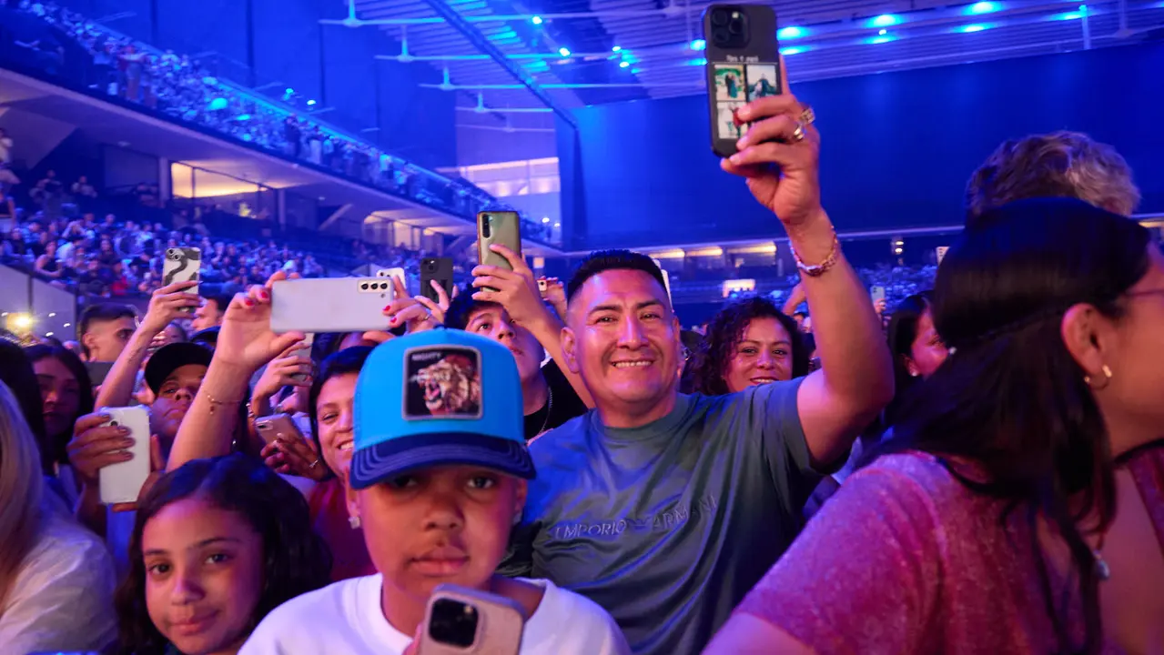 Concierto de Nicky Jam en el pabellón Navarra Arena de Pamplona, en el inicio de la gira europea Sunshine Tour del cantante colomboestadounidense de origen puertorriqueño. IÑIGO ALZUGARAY