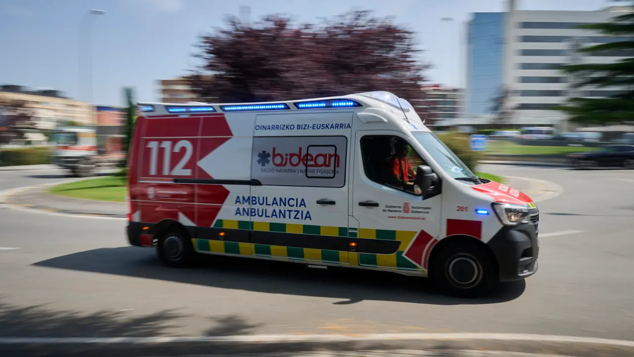 Ambulancia de la empresa p&uacute;blica Bidean. PABLO LASAOSA / ARCHIVO