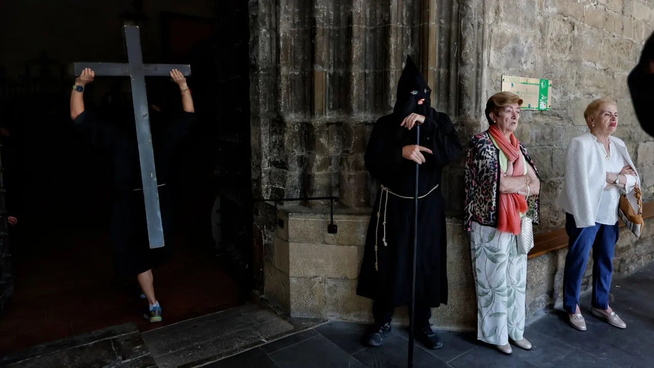 Penitentes de la hermandad de Los Cruceros vestidos con túnicas negras portan pesadas cruces de madera y caminan hasta la ermita de la Trinidad, a 740 metros de altitud. Esta romería penitencial se celebra desde el siglo XIX el dia de la Santísima Trinidad, el primer domingo después de Pentecostés. EFE / Jesús Diges