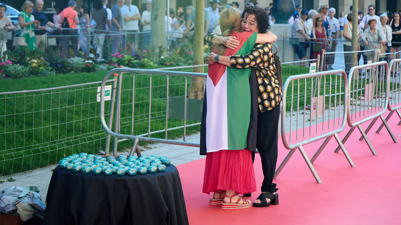 Alfombra roja y photocall de la XXVIII edición de los Premios Max de las Artes Escénicas que este año se ha celebrado en el Teatro Gayarre de Pamplona. IÑIGO ALZUGARAY