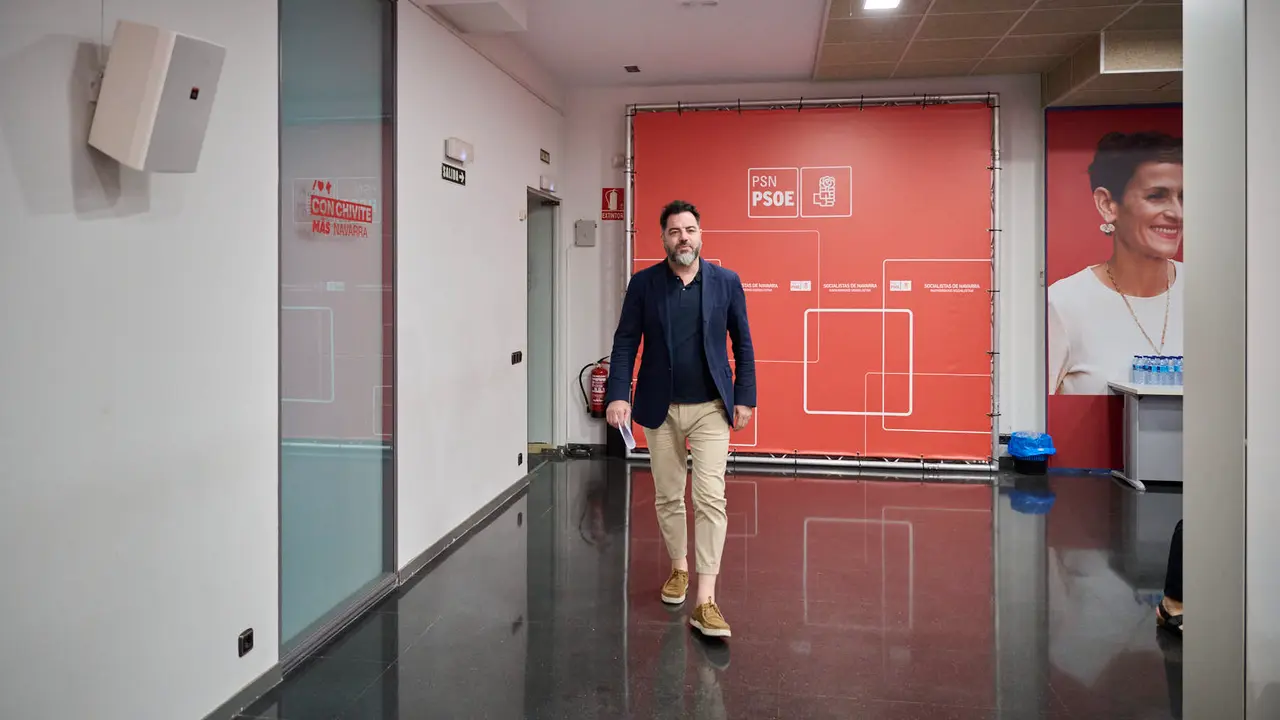 Ramón Alzórriz presenta su dimisión del PSN tras conocer que su pareja trabajó en Servinabar. PABLO LASAOSA