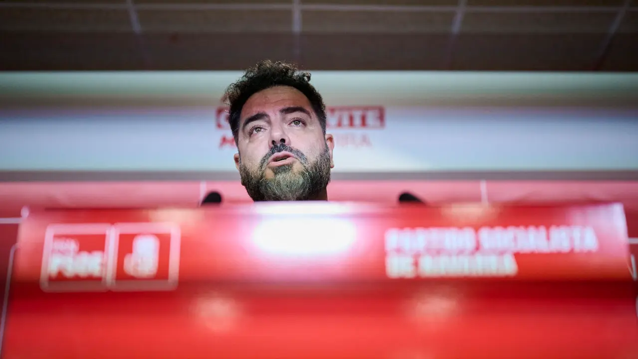 Ramón Alzórriz presenta su dimisión del PSN tras conocer que su pareja trabajó en Servinabar. PABLO LASAOSA
