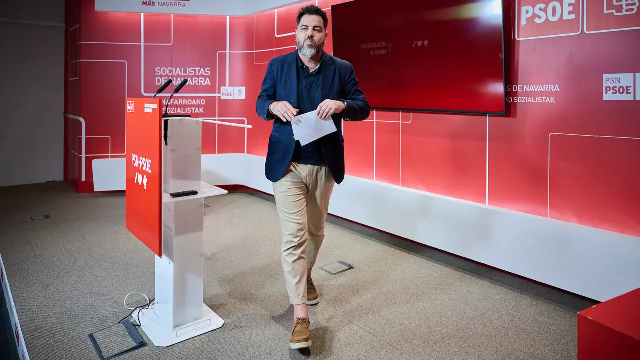 Ramón Alzórriz presenta su dimisión del PSN tras conocer que su pareja trabajó en Servinabar. PABLO LASAOSA