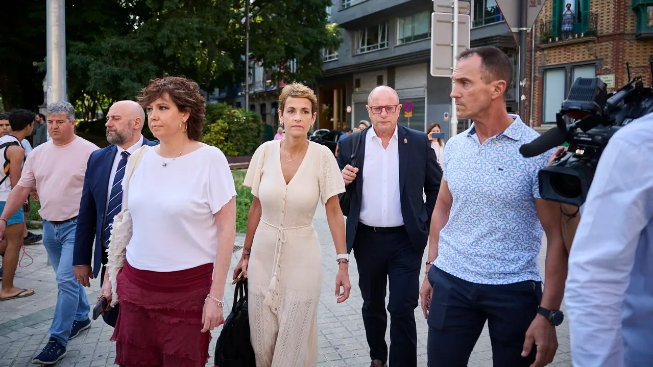 La presidenta Chivite sale de la sede del PSN dirección al pleno del Parlamento. PABLO LASAOSA