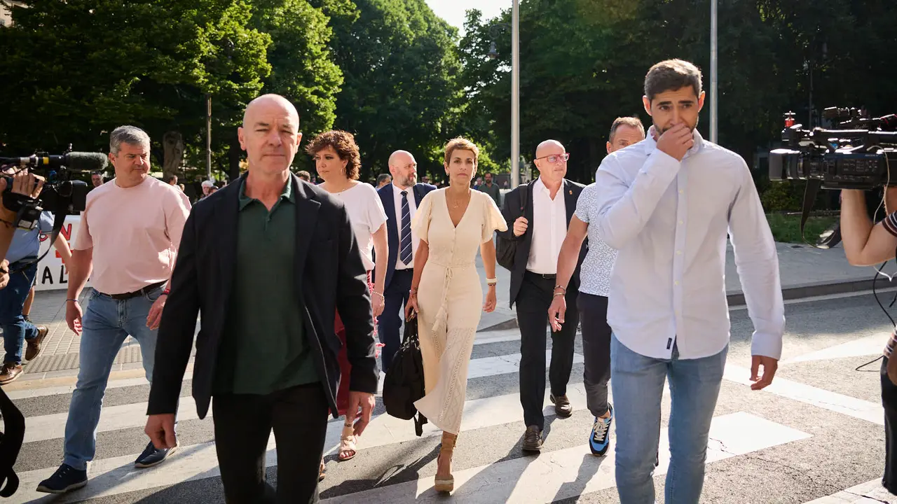 La presidenta Chivite sale de la sede del PSN dirección al pleno del Parlamento. PABLO LASAOSA