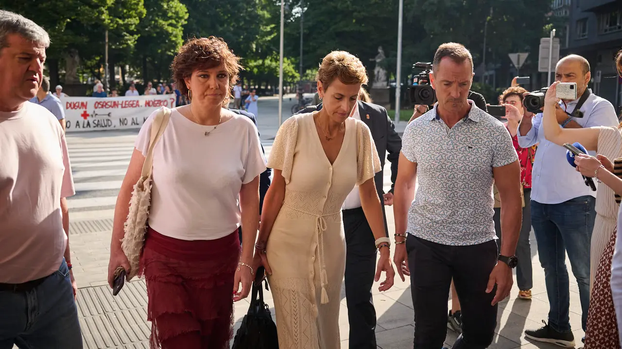 La presidenta Chivite sale de la sede del PSN dirección al pleno del Parlamento. PABLO LASAOSA