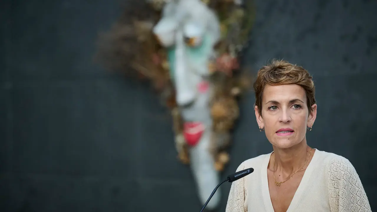 La presidenta María Chivite interviene ante los medios de comunicación minutos antes del comienzo del pleno del Parlamento. PABLO LASAOSA