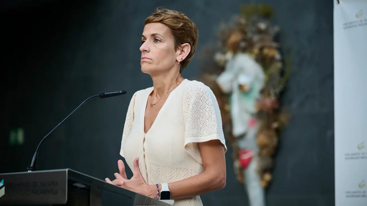 La presidenta María Chivite interviene ante los medios de comunicación minutos antes del comienzo del pleno del Parlamento. PABLO LASAOSA
