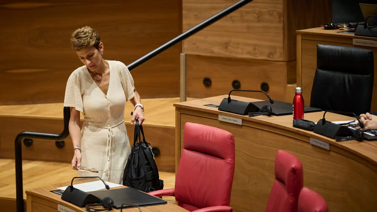La presidenta María Chivite en su escaño del Parlamento. PABLO LASAOSA