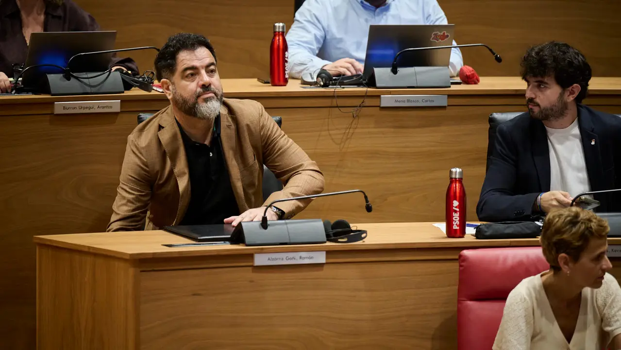 Ramón Alzórriz en su escaño del Parlamento. PABLO LASAOSA