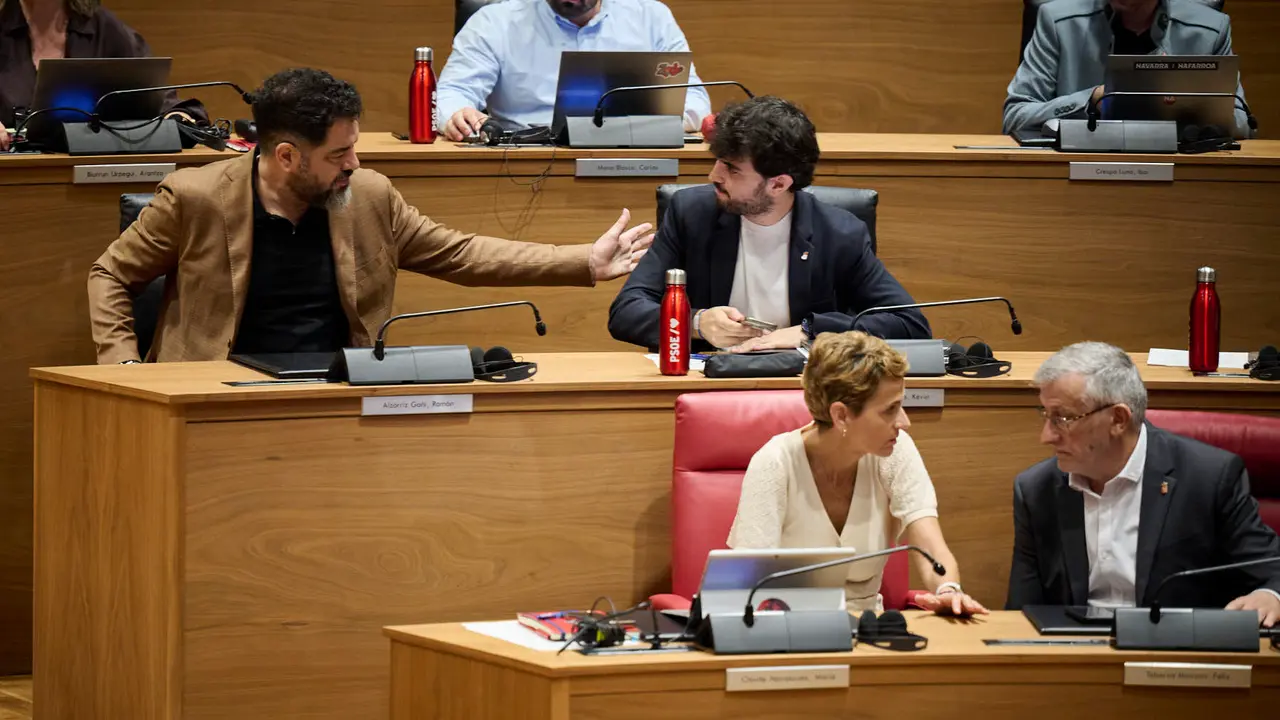 La presidenta María Chivite junto al vicepresidente Taberna, detrás en su escaño del Parlamento, Ramón Alzórriz. PABLO LASAOSA