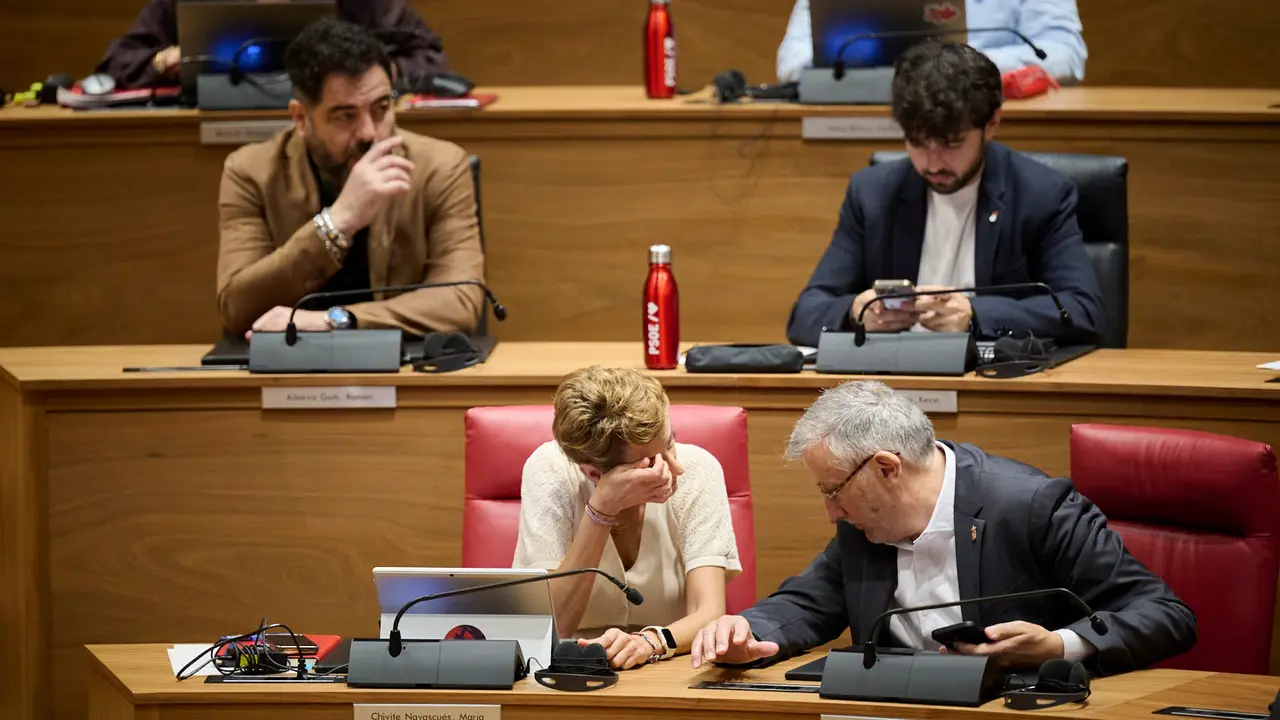 La presidenta María Chivite junto al vicepresidente Taberna, detrás en su escaño del Parlamento, Ramón Alzórriz. PABLO LASAOSA
