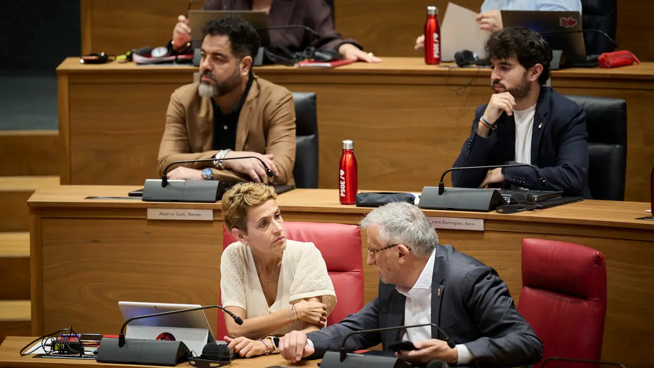 La presidenta María Chivite junto al vicepresidente Taberna, detrás en su escaño del Parlamento, Ramón Alzórriz. PABLO LASAOSA