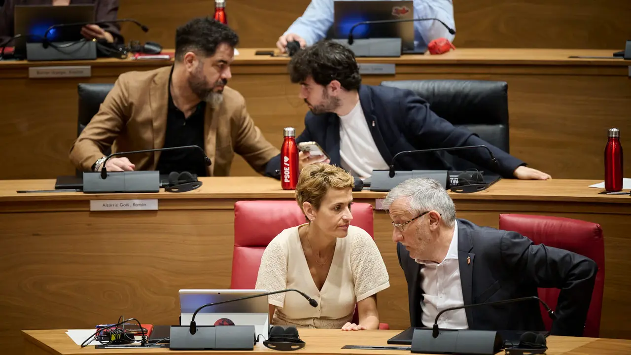 La presidenta María Chivite junto al vicepresidente Taberna, detrás en su escaño del Parlamento, Ramón Alzórriz. PABLO LASAOSA