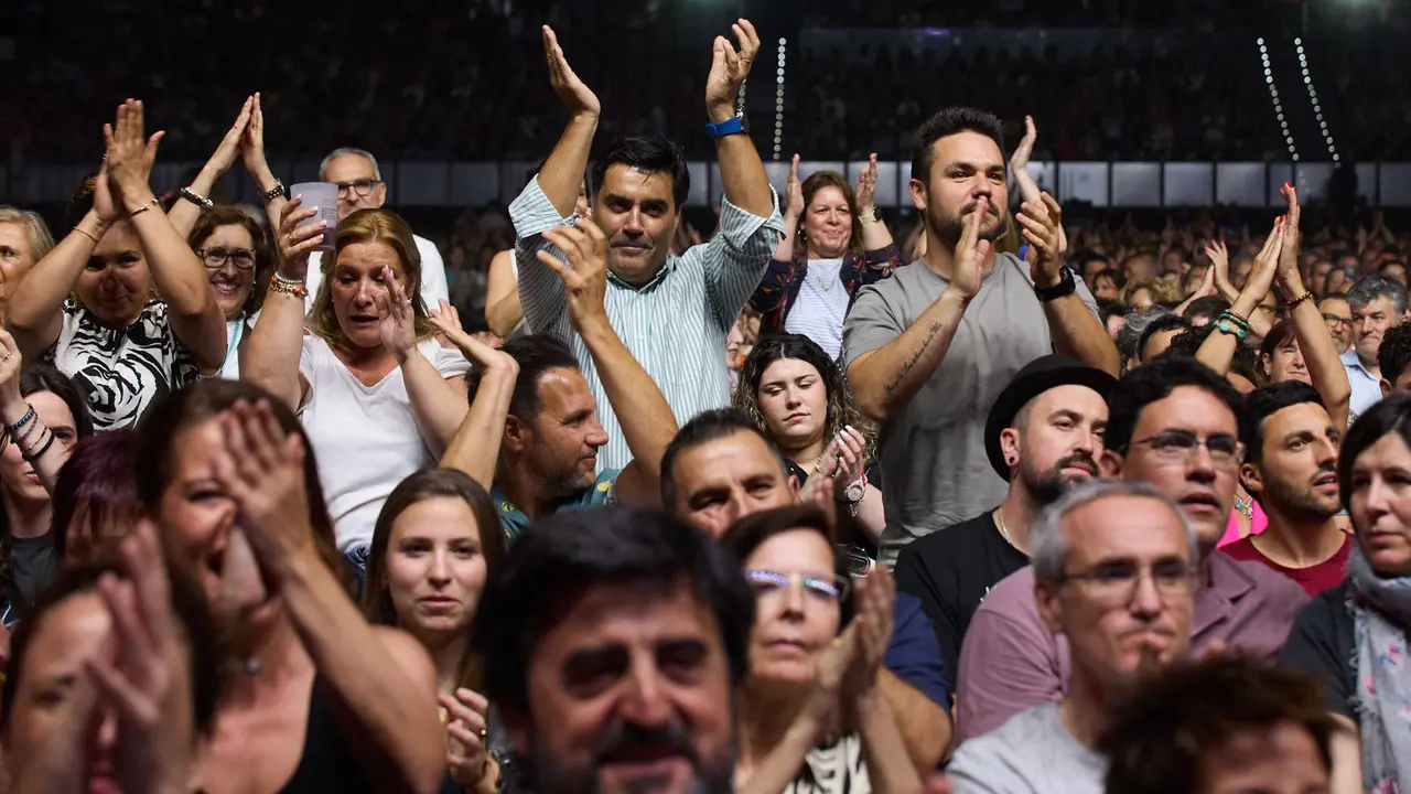 Concierto de Joaquín Sabina en el pabellón Navarra Arena de Pamplona dentro de su gira de despedida 'Hola y adiós'. IÑIGO ALZUGARAY
