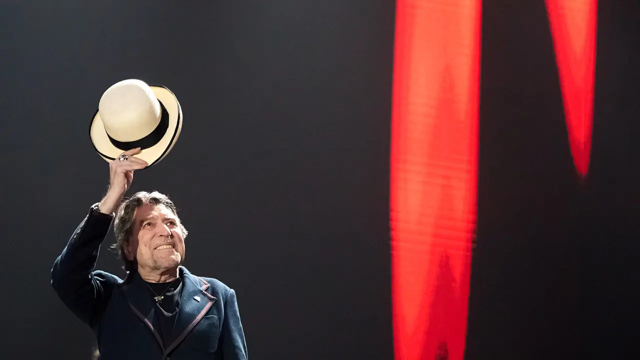 Concierto de Joaquín Sabina en el pabellón Navarra Arena de Pamplona dentro de su gira de despedida 'Hola y adiós'. IÑIGO ALZUGARAY