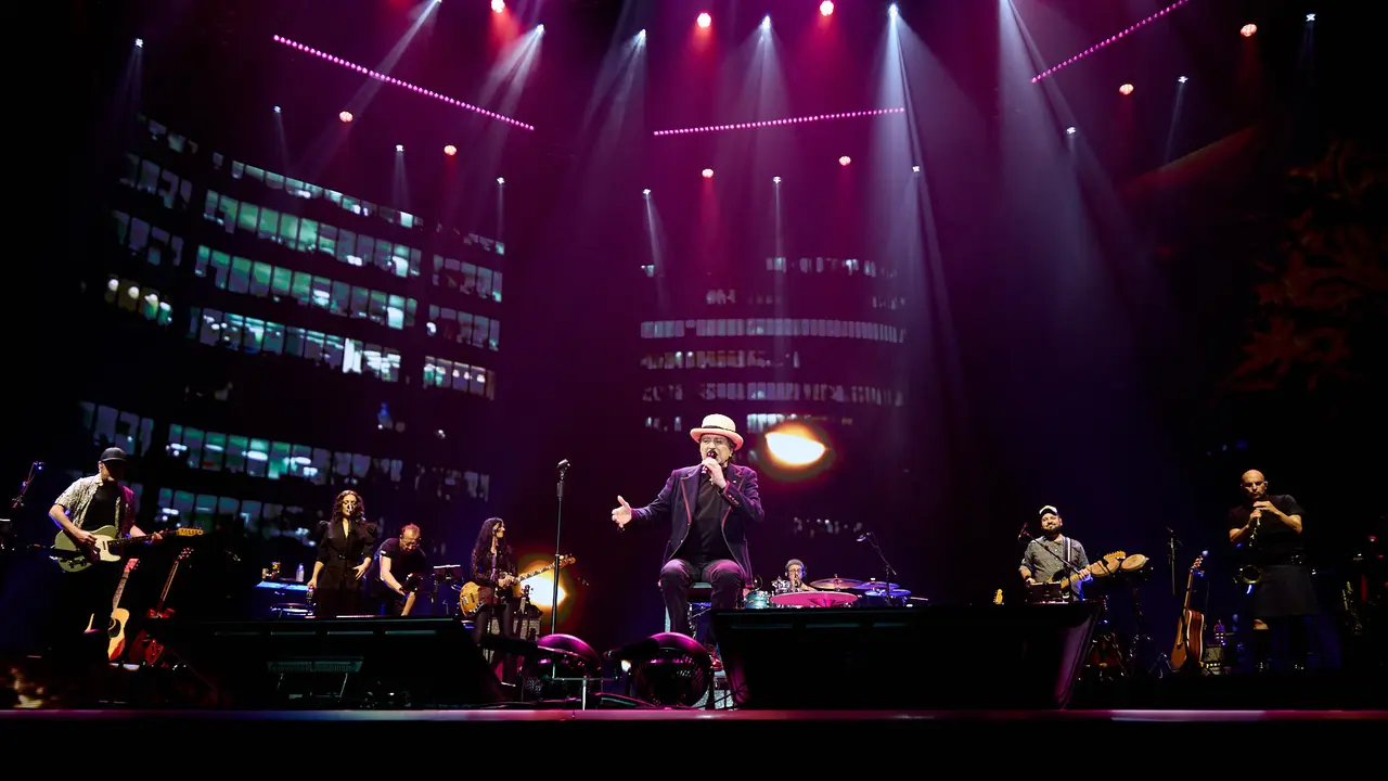 Concierto de Joaquín Sabina en el pabellón Navarra Arena de Pamplona dentro de su gira de despedida 'Hola y adiós'. IÑIGO ALZUGARAY