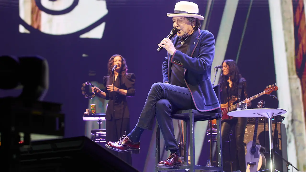 Concierto de Joaquín Sabina en el pabellón Navarra Arena de Pamplona dentro de su gira de despedida 'Hola y adiós'. IÑIGO ALZUGARAY