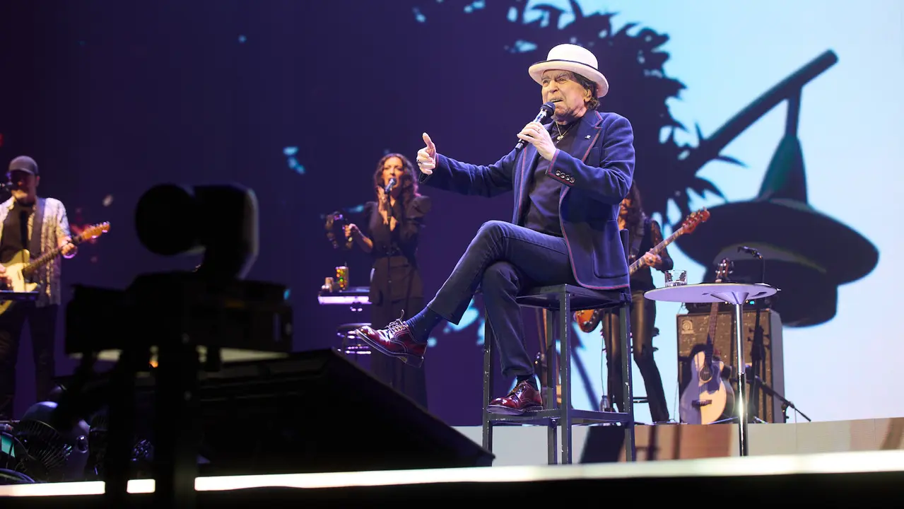 Concierto de Joaquín Sabina en el pabellón Navarra Arena de Pamplona dentro de su gira de despedida 'Hola y adiós'. IÑIGO ALZUGARAY