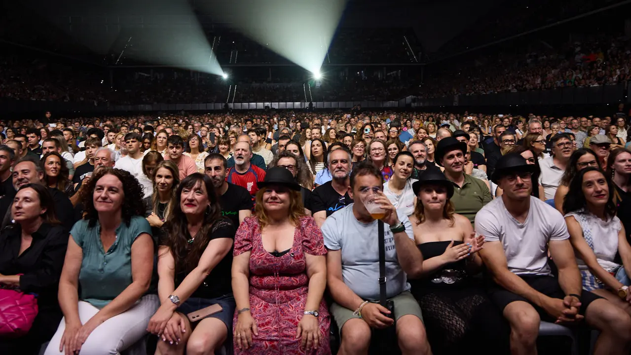 Concierto de Joaquín Sabina en el pabellón Navarra Arena de Pamplona dentro de su gira de despedida 'Hola y adiós'. IÑIGO ALZUGARAY