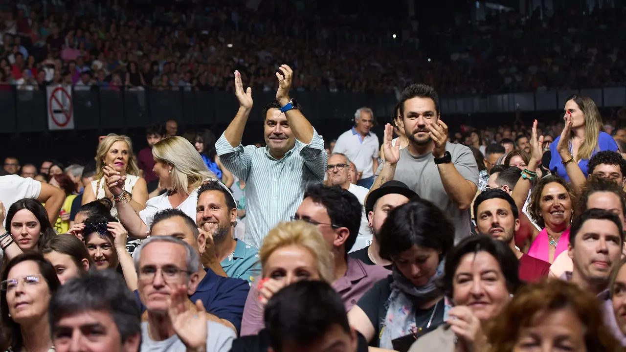 Concierto de Joaquín Sabina en el pabellón Navarra Arena de Pamplona dentro de su gira de despedida 'Hola y adiós'. IÑIGO ALZUGARAY