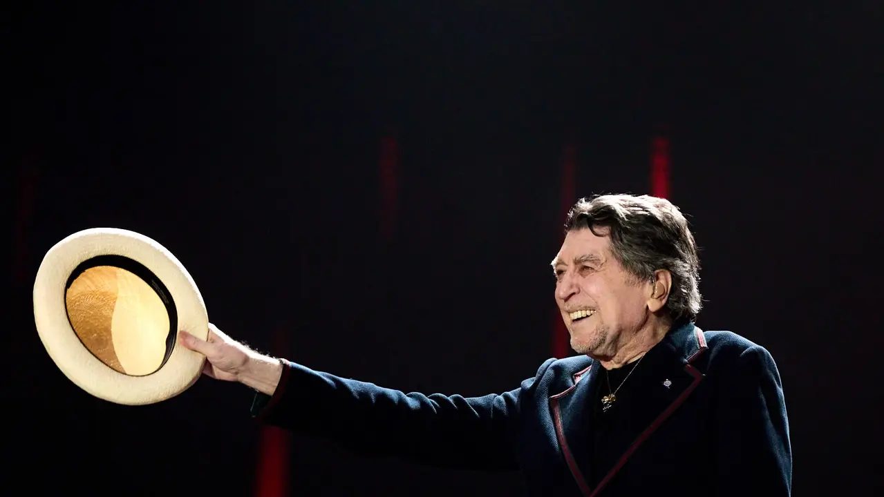 Concierto de Joaquín Sabina en el pabellón Navarra Arena de Pamplona dentro de su gira de despedida 'Hola y adiós'. IÑIGO ALZUGARAY