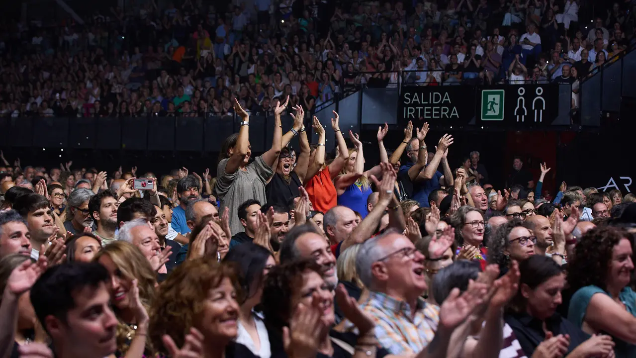 Concierto de Joaquín Sabina en el pabellón Navarra Arena de Pamplona dentro de su gira de despedida 'Hola y adiós'. IÑIGO ALZUGARAY