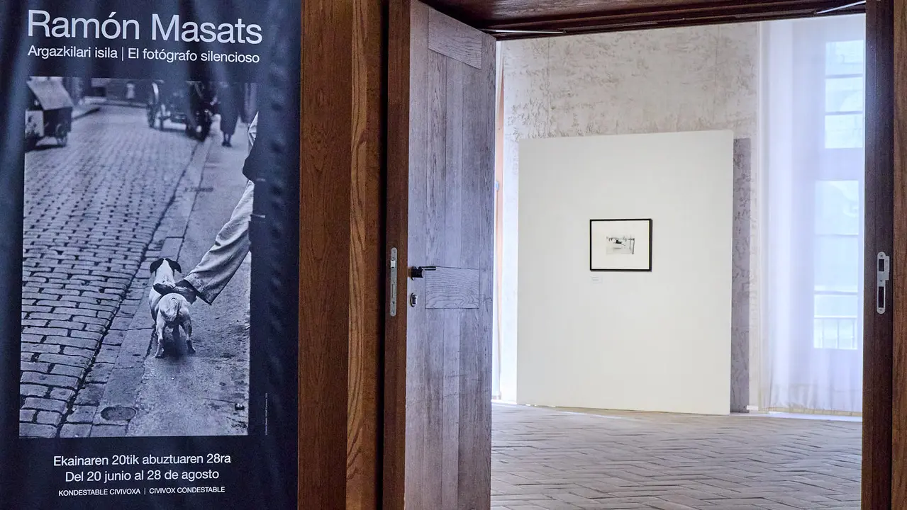Presentación de la exposición 'Ramón Masats. El fotógrafo silencioso' en el Palacio del Condestable de Pamplona. IÑIGO ALZUGARAY