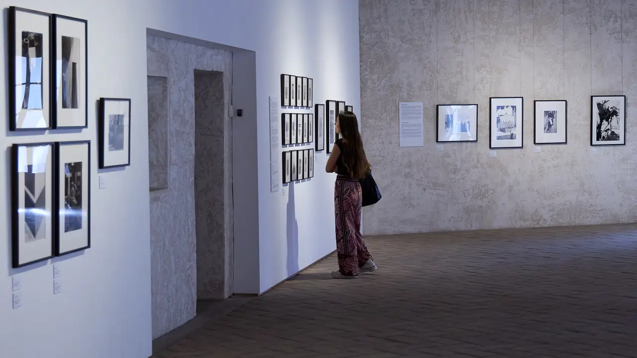 Presentación de la exposición 'Ramón Masats. El fotógrafo silencioso' en el Palacio del Condestable de Pamplona. IÑIGO ALZUGARAY